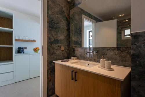 a bathroom with a sink and a mirror at Zofeni in Póndi