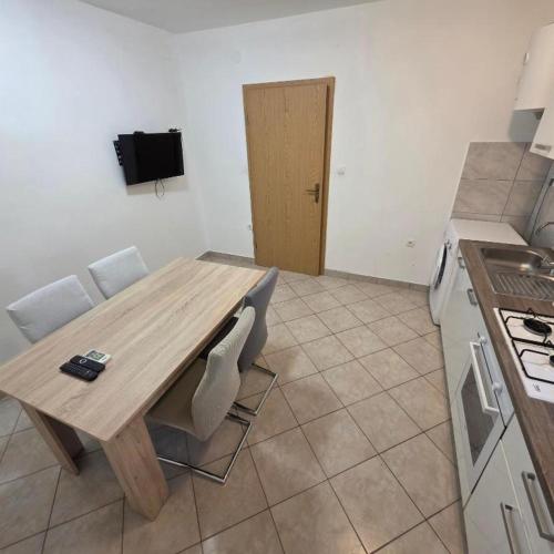 Apartment near city center with free parking and terrace ''Matea 3''