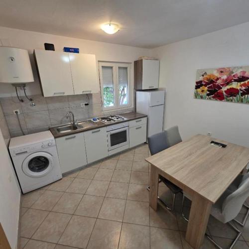 Apartment near city center with free parking and terrace ''Matea 3''