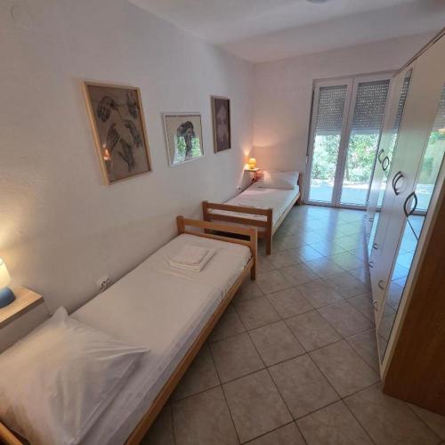 Apartment near city center with free parking and terrace ''Matea 3''