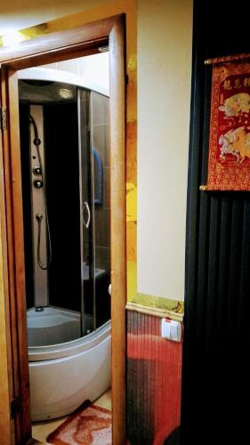 a bathroom with a tub and a shower with a mirror at Небольшая СТУДИЯ, проспект ЦЕНТРАЛЬНЫЙ 124А, 2 дивана, 2 кресла 3 этаж 9 этажного дома Wi-Fi in Mykolaiv