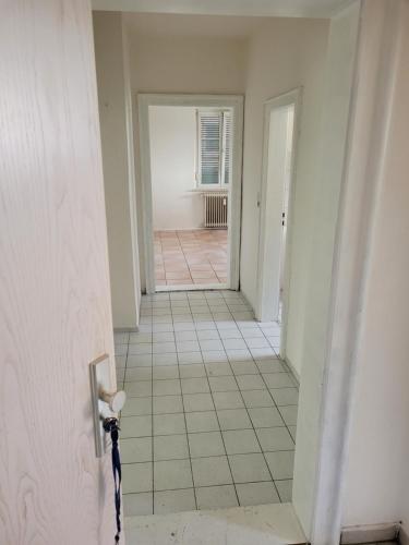 an empty room with a hallway with a tile floor at Simple Übernachtungsmöglichkeit in Krumbach