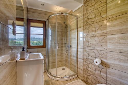 a bathroom with a shower and a sink at Domki u Marii- agroturystyka in Bańska Niżna