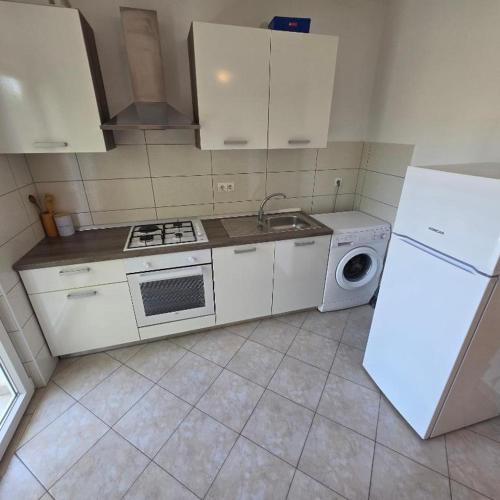 Studio apartment near city center with free parking and terrace ''Matea 4''