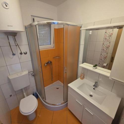 Studio apartment near city center with free parking and terrace ''Matea 4''