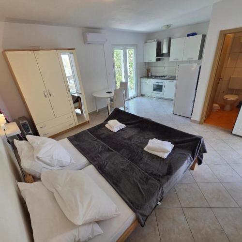Studio apartment near city center with free parking and terrace ''Matea 4''