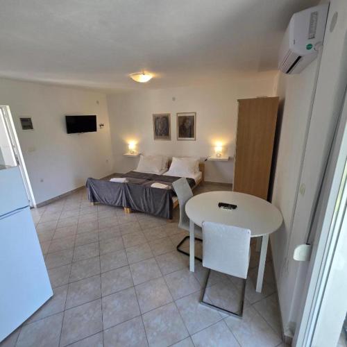 Studio apartment near city center with free parking and terrace ''Matea 4''