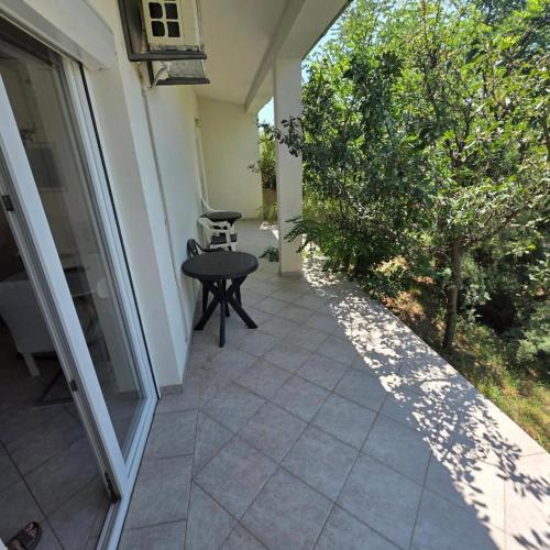 Studio apartment near city center with free parking and terrace ''Matea 4''