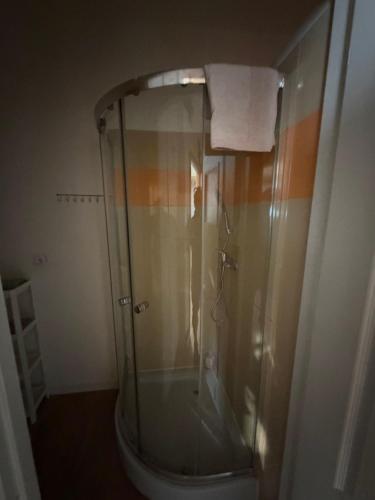 a shower stall in a bathroom with a toilet at Cicha Przystań w Centrum -Mała Sienkiewicza in Kielce