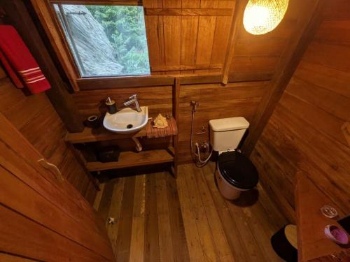 an overhead view of a bathroom with a sink and a toilet at Chalé da Mata, Ilha de Cotijuba in Belém