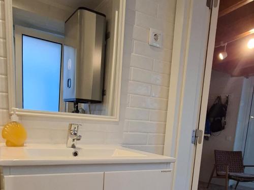 a bathroom with a sink and a mirror at Casa do Tejo de Alcochete in Alcochete