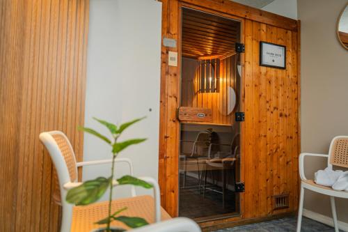 a dining room with a table and a wooden wall at Pocitos Plaza Hotel in Montevideo
