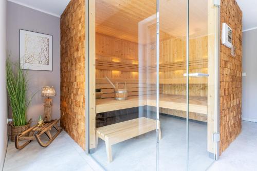 a wooden sauna with a glass wall at Püppi Hems Huus in Osterhever