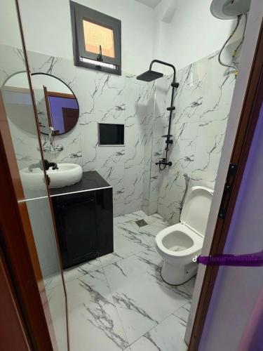 ein weißes Badezimmer mit Waschbecken und Toilette in der Unterkunft Studio in Saly Portudal