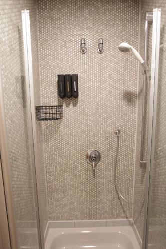 eine Dusche mit Glastür im Badezimmer in der Unterkunft Ritterschlaf in Balingen