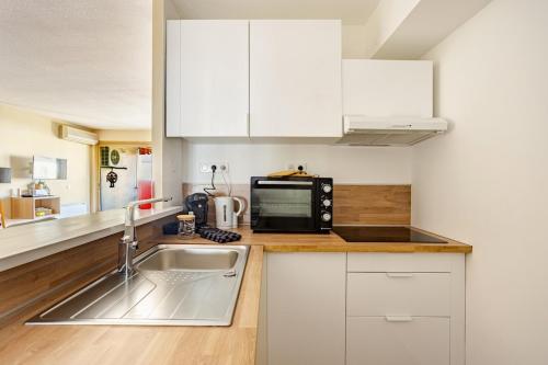 Grand Studio Azur - Idéal Couple en Escapade Vieil Antibes - Terrasse - Climatisation - WIFI HD - Plage Gravette & Gare SNCF 5min à pied - Port Vauban à pied - VIEILLE VILLE photo 32