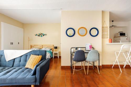 Grand Studio Azur - Idéal Couple en Escapade Vieil Antibes - Terrasse - Climatisation - WIFI HD - Plage Gravette & Gare SNCF 5min à pied - Port Vauban à pied - VIEILLE VILLE photo 37