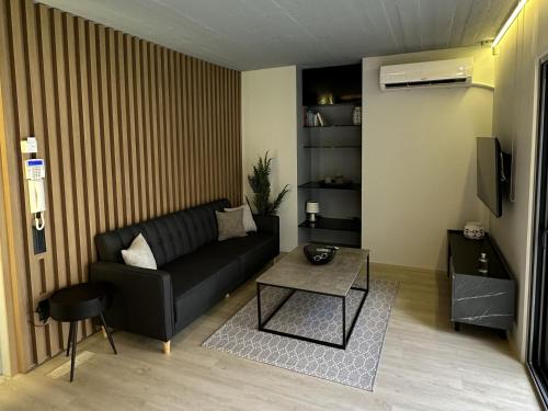 Palmyra Suite - Luxury Retreat in Athens Riviera