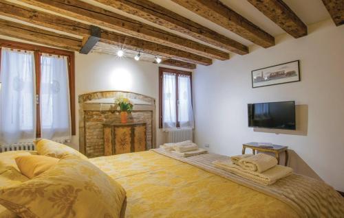 ein Schlafzimmer mit großem Bett und Kamin in der Unterkunft Ca' Bottacin in Venedig