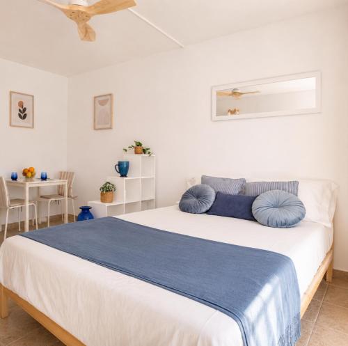 1 minute from the beach, In the heart of Roses, Side sea view Estudio