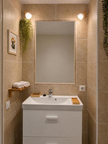 1 minute from the beach, In the heart of Roses, Side sea view Estudio