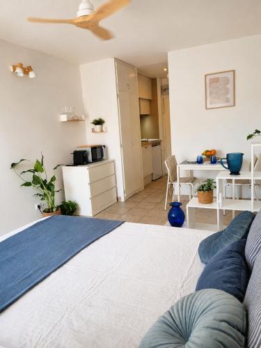 1 minute from the beach, In the heart of Roses, Side sea view Estudio
