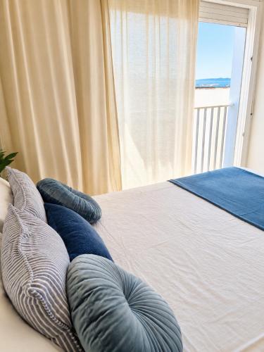1 minute from the beach, In the heart of Roses, Side sea view Estudio