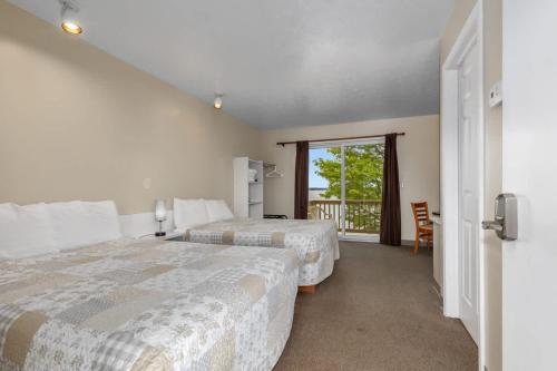 a bedroom with two beds and a balcony at Upper Level Lakeview suite in Lake City