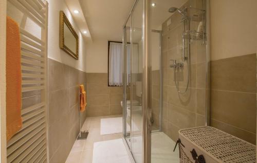 ein Badezimmer mit Dusche mit Glasduschkabine in der Unterkunft Ca' Bottacin in Venedig