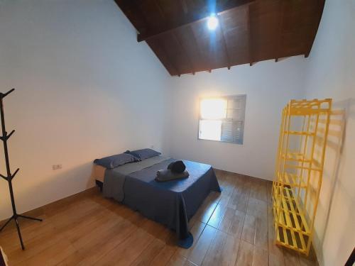 a bedroom with a bed and a yellow ladder at Recanto do Gigante Adormecido in Joanópolis