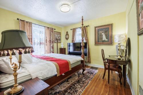 a bedroom with a bed and a desk and a lamp at Room B1-Shared bathroom King Bed Washer Dryer in Rochester