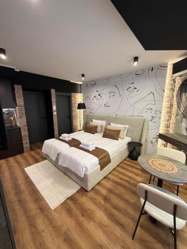 ein Schlafzimmer mit einem großen Bett und einer Wand in der Unterkunft N95 in Bitola