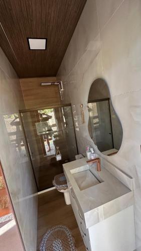 a bathroom with a sink and a mirror at Recanto HipoMar in Marechal Floriano