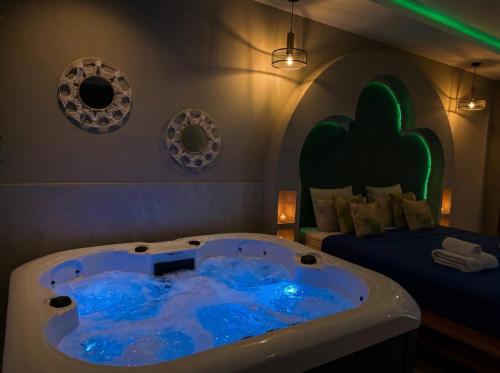 a room with a jacuzzi tub in a bedroom at Boutique Hotel Mare in Middelburg