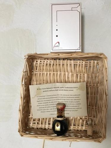 a basket with a bottle of wine and a note at Fondo Giardinetto in San Cesario sul Panaro