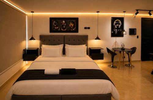 a bedroom with a large bed and a table at Aparta Estudios Luz Galery in Bogotá