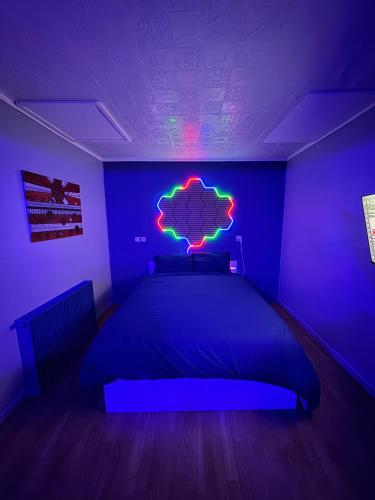 a bedroom with a bed in a blue room at Studio St Florentin 2 in Saint-Florentin