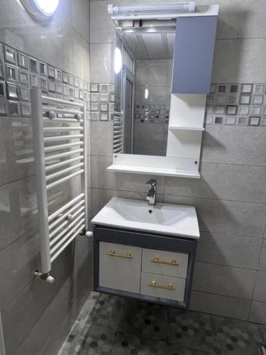 a bathroom with a sink and a mirror at مفروشة السعادة in Tlemcen