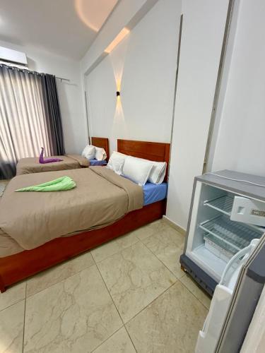 a hotel room with a bed and a window at El-Rabee Hotel in Al Aqālitah