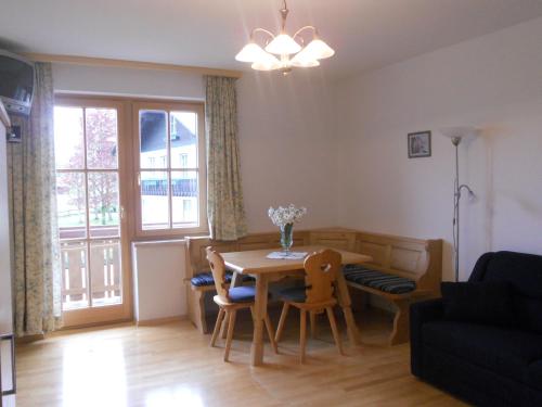 ein Wohnzimmer mit einem Tisch, Stühlen und einem Sofa in der Unterkunft Haus Pürcher in Bad Mitterndorf