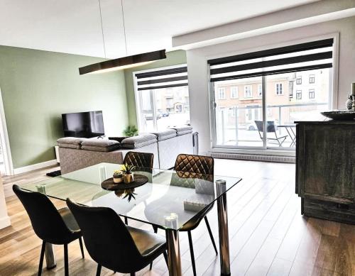 a living room with a glass table and chairs at Le201 Condo Chic Free Parking in Quebec City