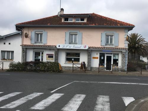 um edifício ao lado de uma rua com uma faixa de pedestres em Le Ptit Ecureuil em Tosse
