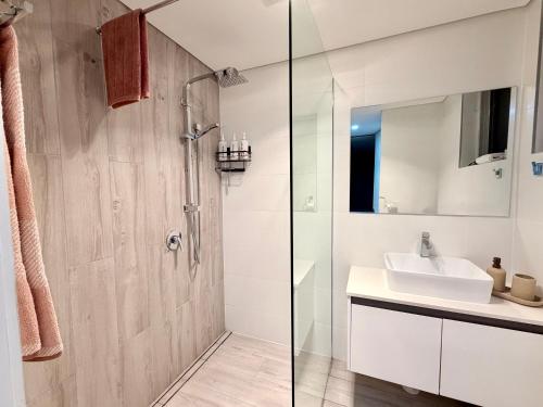 ein Badezimmer mit Dusche und Waschbecken in der Unterkunft Simplicity Terrigal in Terrigal