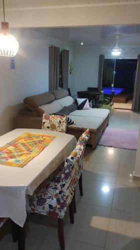 a hotel room with two beds and a couch at Res Praia e Sol litoral do Pr Matinhos in Matinhos