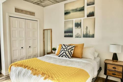 a bedroom with a bed and some pictures on the wall at Caïman - Le1006 in Quebec City
