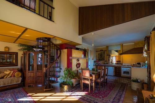 - un salon avec une table et un escalier en colimaçon dans l'établissement B&B Al Roncaccio, à Calco
