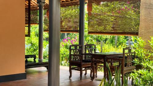 a dining room with a table and chairs at Vũ Di Homestay in Hue