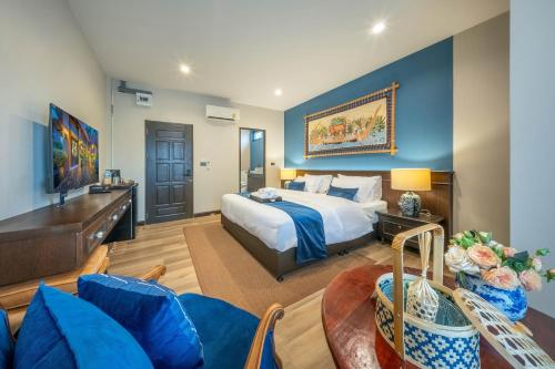 a hotel room with a bed and a couch at Apirom Hometel in Sathani Lak Si