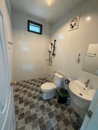 a bathroom with a toilet and a sink at Khao Raa Terrace 6 in Ko Phangan
