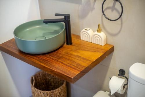 a sink on a wooden shelf in a bathroom at Japandi Las Islas in Puntarenas